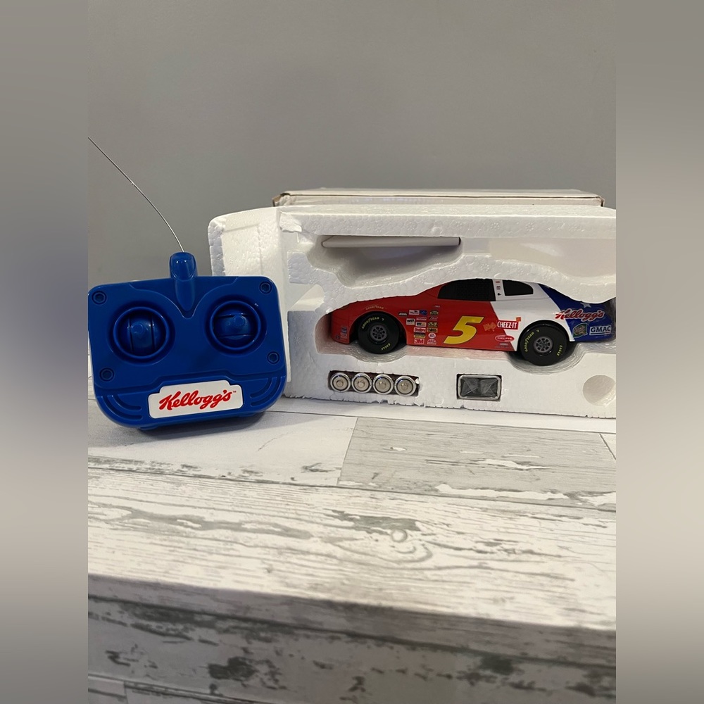 NEW Vintage 2004 Kellogg s Remote Control NASCAR #5 Car